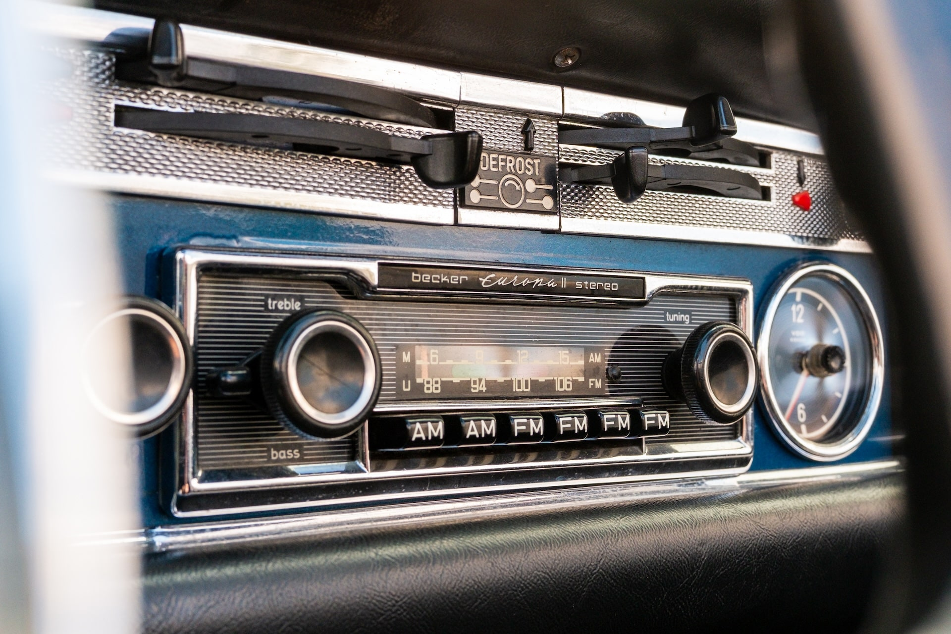 Original Becker Europa Radio in einem Mercedes Oldtimer – authentisches Fahrerlebnis bei JAVW Oldtimervermietung.