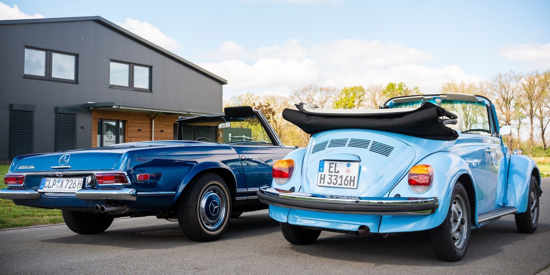 Rückansicht zweier Oldtimer-Cabrios – Mercedes 280 SL Pagode und VW Käfer bei JAVW Oldtimer mieten für stilvolle Ausfahrten.